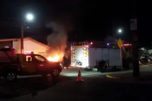 Carro pega fogo na Estradinha 4