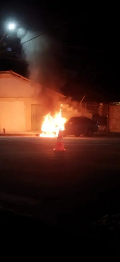 Carro pega fogo na Estradinha