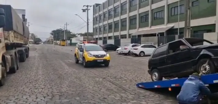 Carro usado pelo atirado se envolveu em acidente com caminhão