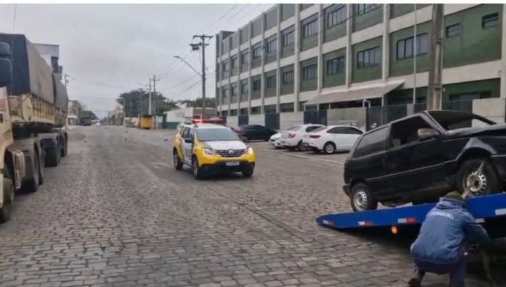 Carro usado pelo atirado se envolveu em acidente com caminhão