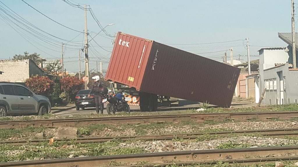 Contêiner caí na rua em Paranaguá