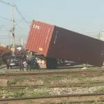 Contêiner caí na rua em Paranaguá