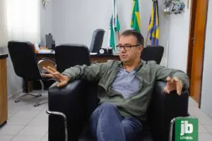 Prefeito Roberto Justus detalhou o andamento de estudo que irá viabilizar engorda da orla. Foto: Juan Lima/JB Litoral