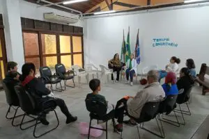 Além dos grupos reflexivos, a iniciativa inclui a Terapia Comunitária Integrativa (TCI), uma técnica que mobiliza a comunidade para promover a saúde mental e o bem-estar coletivo. Foto: Prefeitura de Matinhos