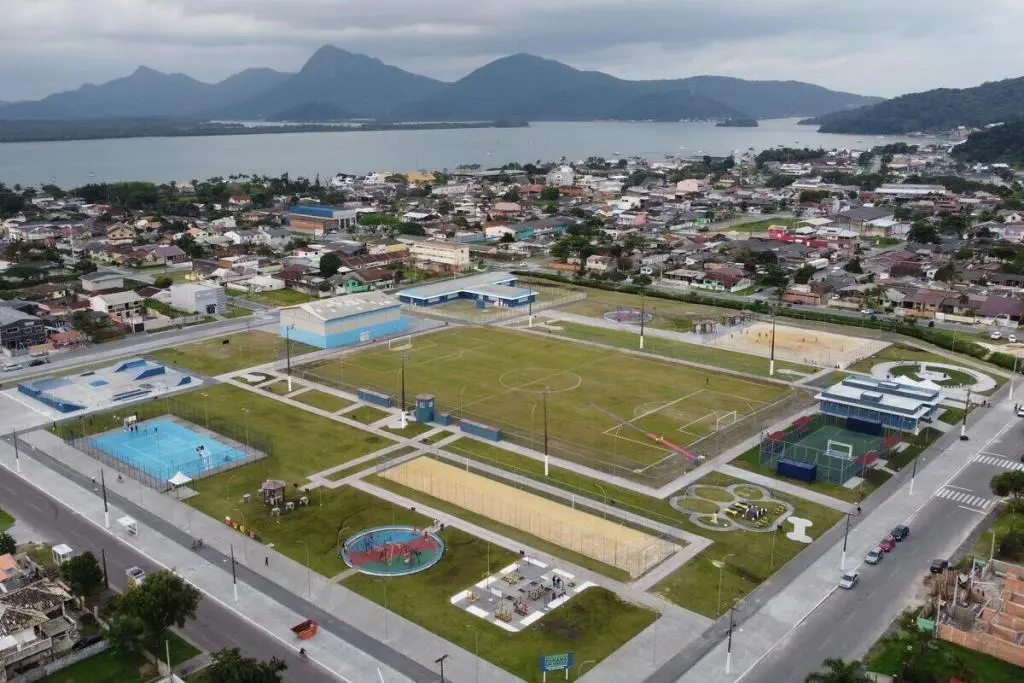 Justus citou a criação de um complexo esportivo no Parque Municipal e a implementação de aulas de diversas modalidades, como vôlei, artes marciais e basquete, como um dos investimentos em esporte. Foto: Jonathan Campos/AEN
