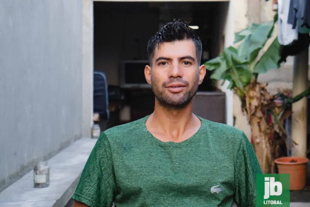 Cristiano Ribeiro de Oliveira Santos, 30 anos, nascido em Curitiba, encontrou na instituição não apenas abrigo, mas uma chance de reconstruir sua vida. Ele está há dois anos no local e atualmente é voluntário na casa. Foto: Juan Lima/JB Litoral