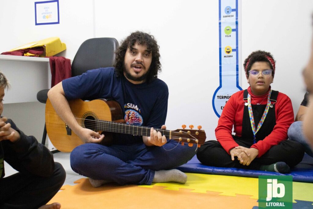 A musicoterapia é conduzida pelo musicoterapeuta Thauy Cabral. Foto: Juan Lima/JB Litoral