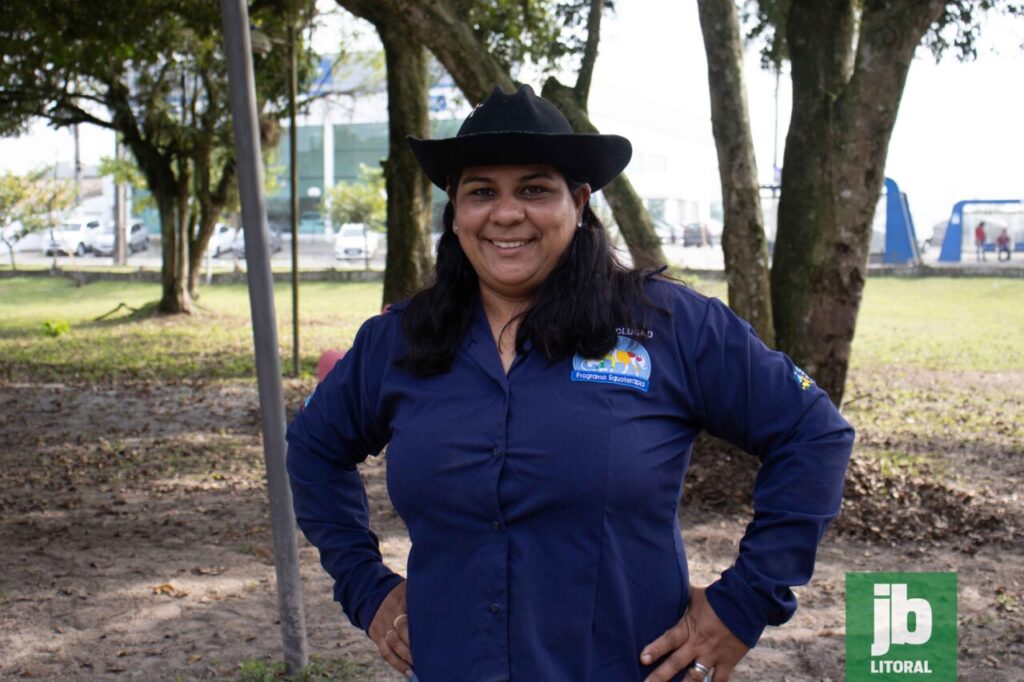 Carla Cordeiro Borges é a equitadora responsável pelo treinamento dos cavalos Baio e Balconeiro. Foto: Juan Lima/JB Litoral