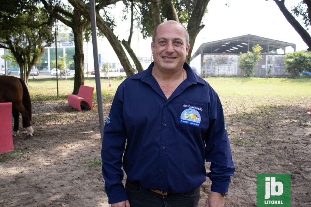 Carlos Dacheux é o fisioterapeuta da equipe, e explica que a equoterapia utiliza o movimento tridimensional do cavalo para modulações tônicas que impactam aspectos físicos, motores e sociais simultaneamente. Foto: Juan Lima/JB Litoral