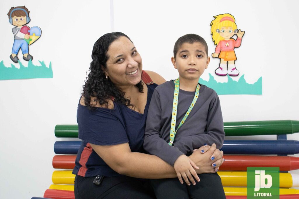 Tatiana Lopes, mãe de Daniel, de 7 anos, diagnosticado com autismo TDAH, destaca a importância das atividades para o desenvolvimento do filho. Foto: Juan Lima/JB Litoral