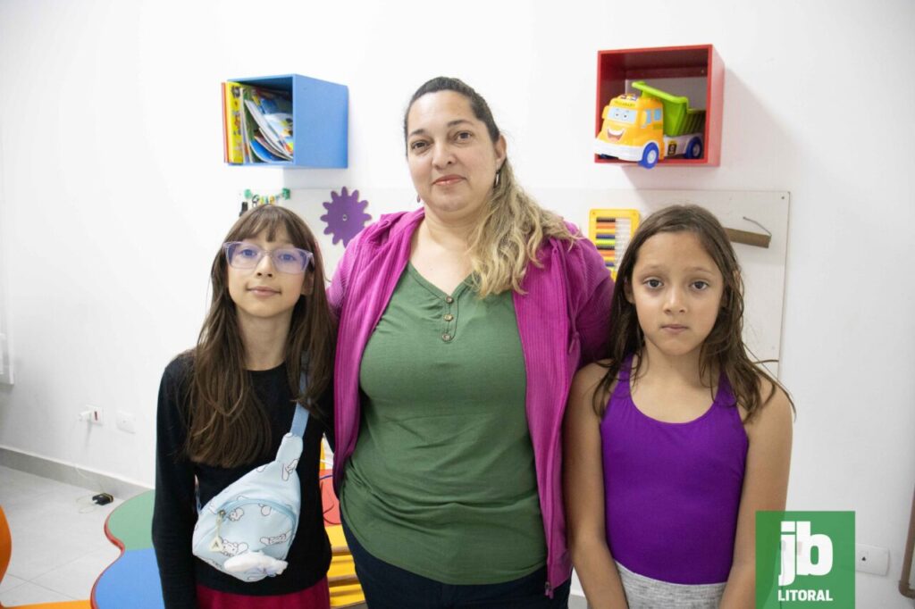 Glaziara Cordeiro Banques da Silva, mãe de Júlia, de 7 anos, diagnosticada com TDAH, compartilha sua experiência de acolhimento e apoio. Foto: Juan Lima/JB Litoral