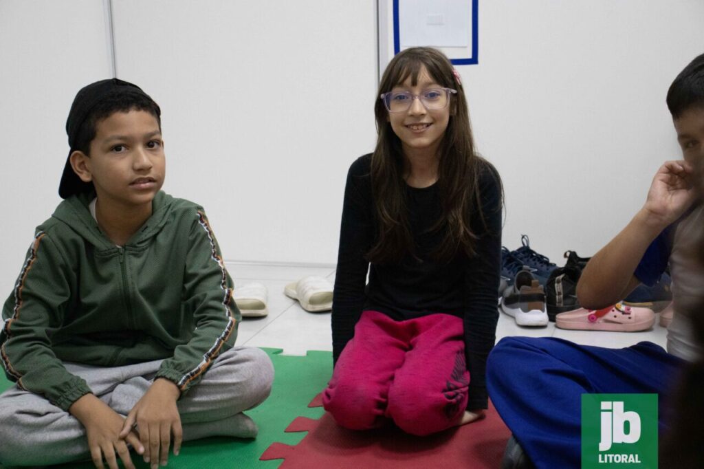 Júlia, por sua vez, fala sobre sua experiência com brilho nos olhos. “Estou aprendendo música, os ritmos, e também converso mais com os amigos. Fico com menos vergonha”. Foto: Juan Lima/JB Litoral