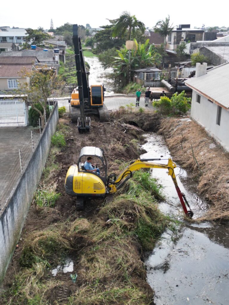 Limpeza de canal Praia de leste (5)