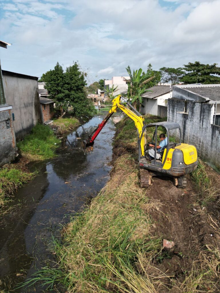 Limpeza de canal Praia de leste (7)