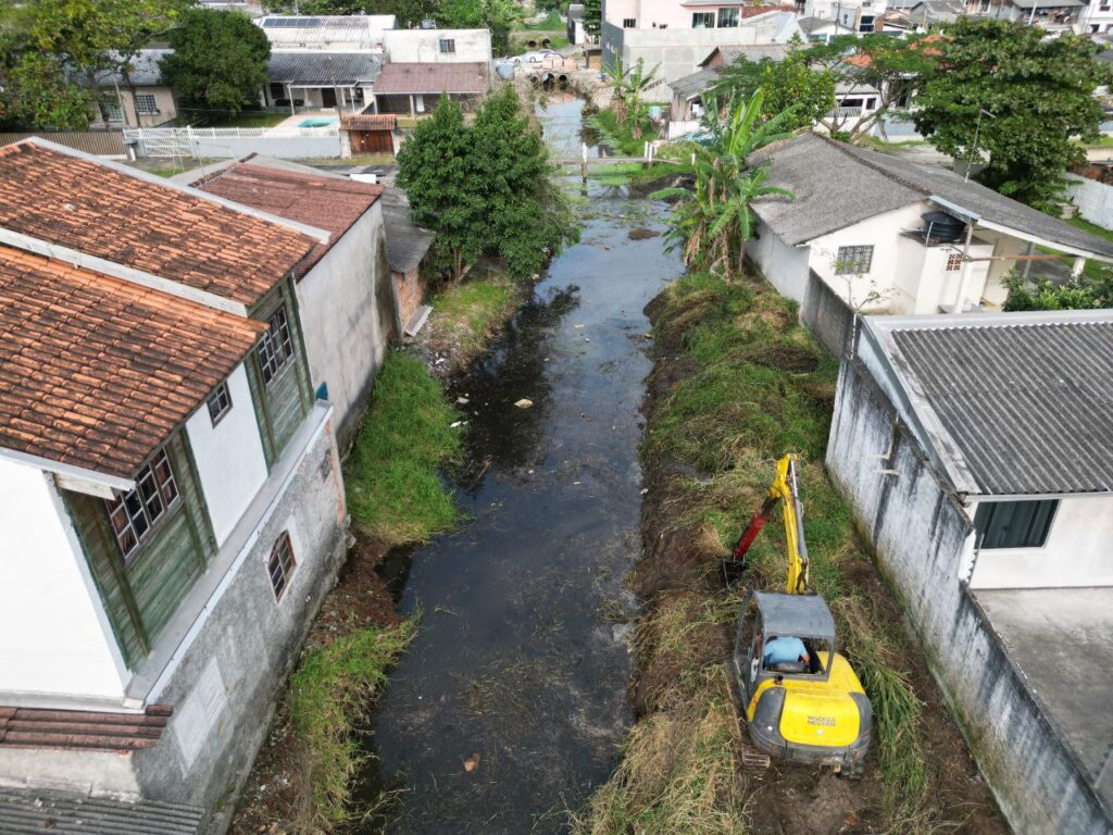 Limpeza de canal Praia de leste (8)