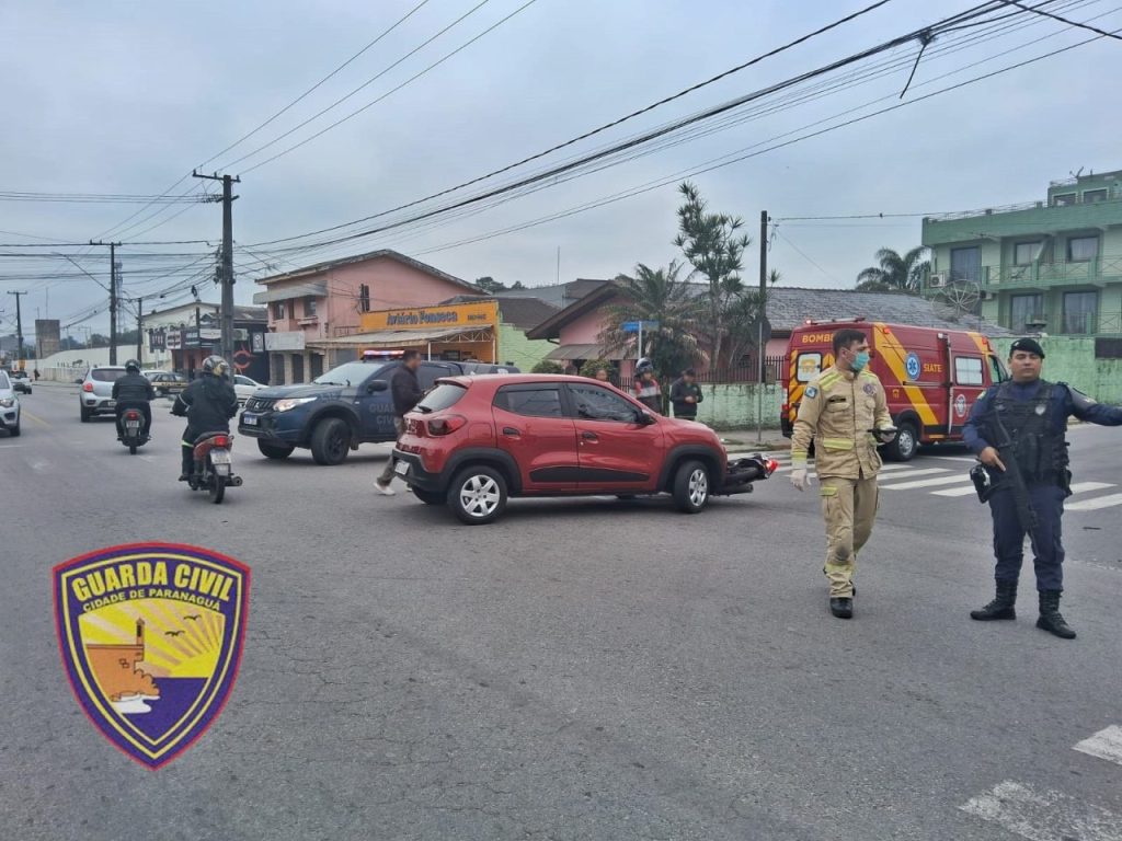 Colisão entre carro e moto no Parque São João