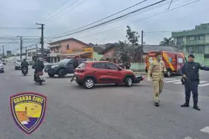 Colisão entre carro e moto no Parque São João
