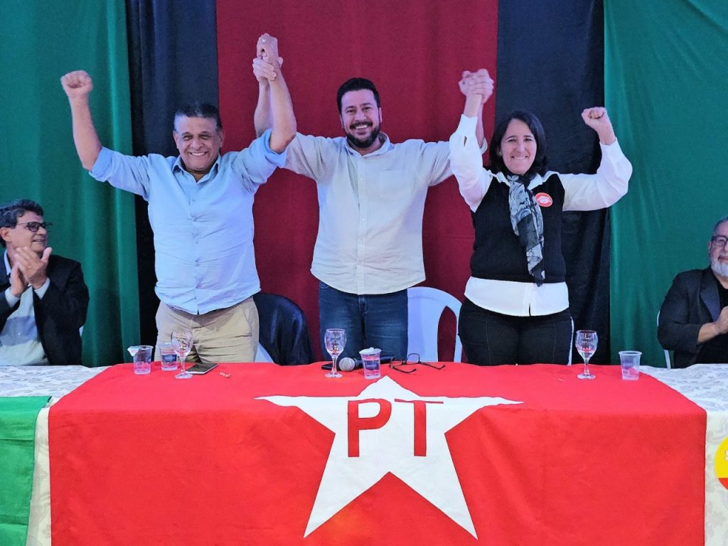 O deputado estadual e presidente estadual do PT, Arilson Chiorato, acompanhou a convenção e posou com os pré-candidatos, Galo e Dra. Patrícia. Foto: Equipe Arilson Chiorato