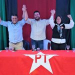 O deputado estadual e presidente estadual do PT, Arilson Chiorato, acompanhou a convenção e posou com os pré-candidatos, Galo e Dra. Patrícia. Foto: Equipe Arilson Chiorato