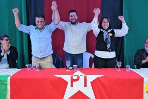 O deputado estadual e presidente estadual do PT, Arilson Chiorato, acompanhou a convenção e posou com os pré-candidatos, Galo e Dra. Patrícia. Foto: Equipe Arilson Chiorato