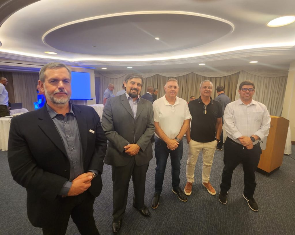 A delegação de Paranaguá foi composta pelo secretário de Trabalho, Everson Leite de Farias; presidente do Sindicato dos Conferentes, José Eduardo Antunes; presidente do Sindicato dos Vigias Portuários, Marcos Ventura Alves; presidente do SINTRAPORT, Rodrigo Vanhoni; e pelo delegado representante do SINDESTIVA junto à FNE, Rogério Alves dos Santos. Foto: Divulgação