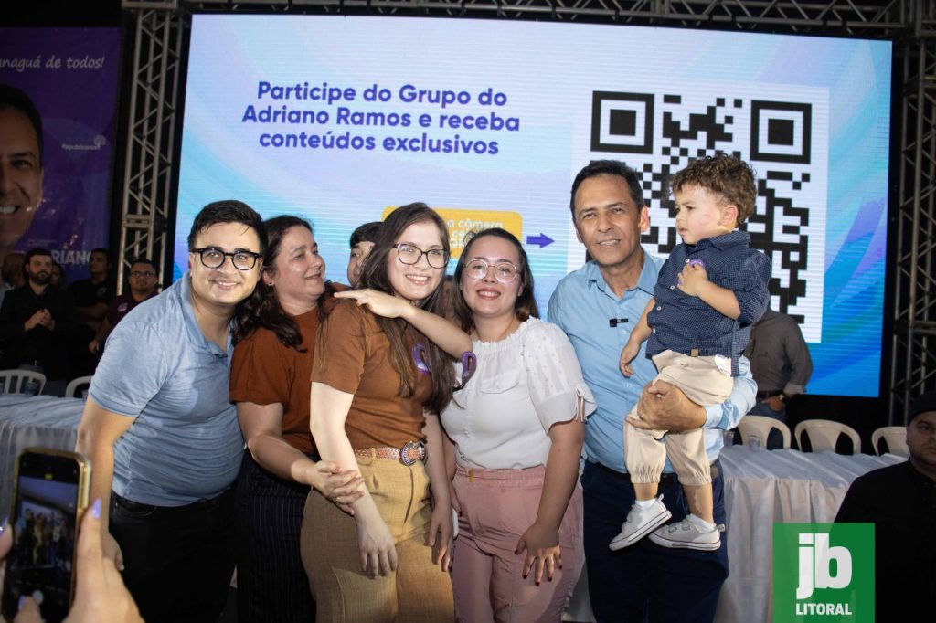 Foto 2Ao lado da família, sendo os quatro filhos, neto e esposa, Adriano Ramos destacou o entusiasmo e a participação massiva da população durante o evento. Foto: Juan Lima/JB Litoral