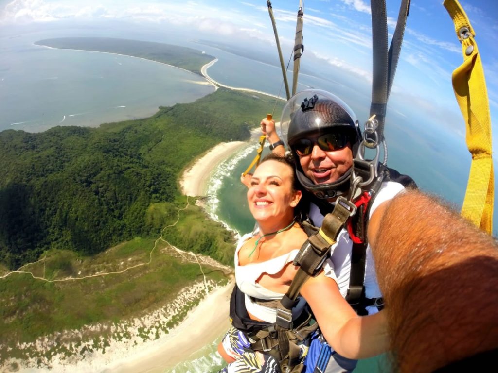 A Ilha do Mel, que também faz parte do município de Paranaguá, se destaca como a única ilha no Brasil e uma das dez no mundo a oferecer saltos diários, atraindo paraquedistas de todos os cantos. Foto: Divulgação/Salto Duplo Curitiba