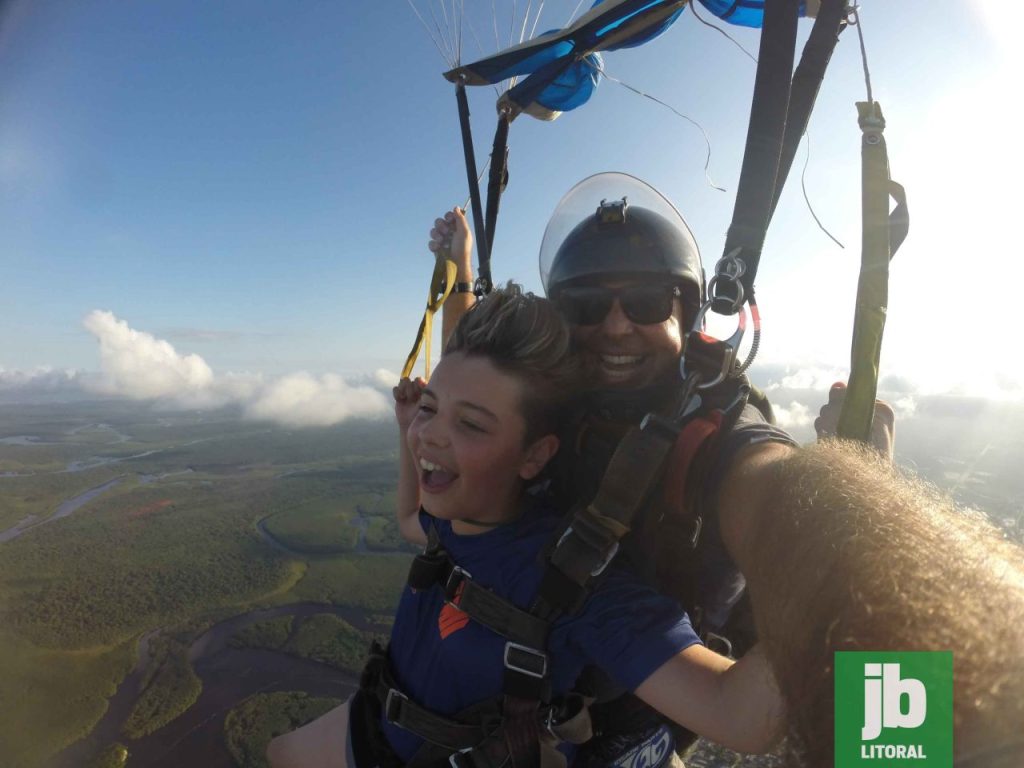 Felipe de Leão, de apenas 12 anos, já experimentou a emoção de saltar de paraquedas três vezes. Foto: Divulgação/Salto Duplo Curitiba