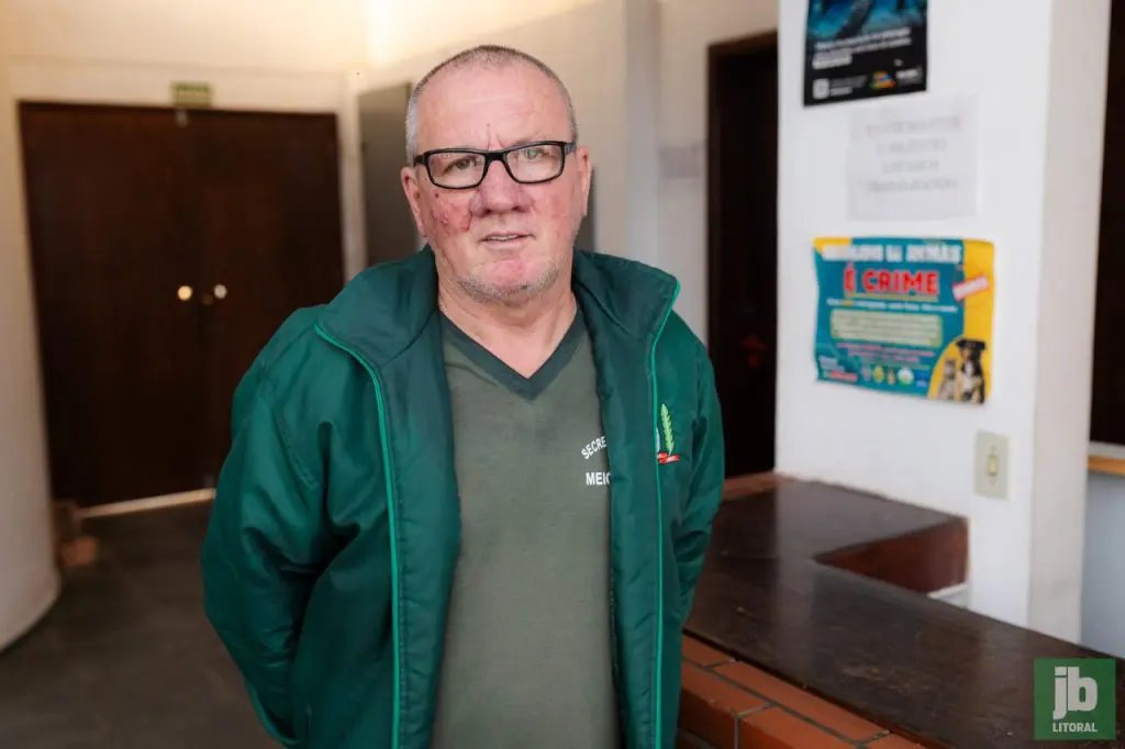 O secretário de Meio Ambiente de Matinhos, Sérgio Cioli, explica que o cão não será devolvido ao antigo tutor e que a família concordou com a decisão, que também levou em consideração a revolta popular após o ataque. Foto: Felipe Luiz Alves/JB Litoral