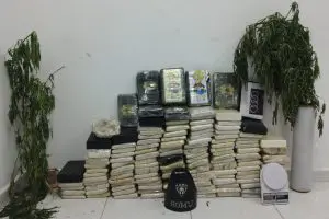 Romu 128 quilos de cocaína