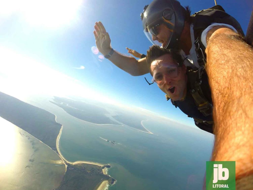 A Ilha do Mel, que também faz parte do município de Paranaguá, se destaca como a única ilha no Brasil e uma das dez no mundo a oferecer saltos diários, atraindo paraquedistas de todos os cantos. Foto: Divulgação/Salto Duplo Curitiba