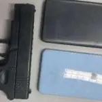 Apreensão de réplica de pistola e telefones celulares 10