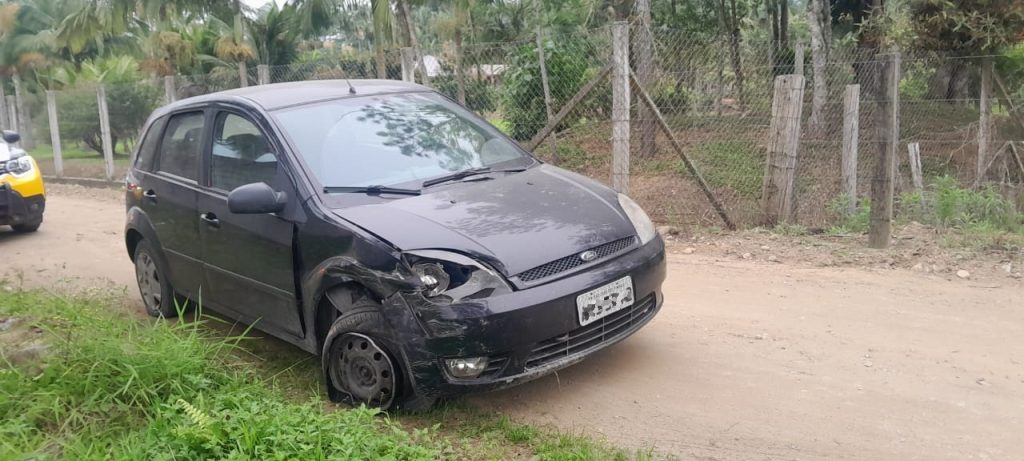 Carro recuperado pela PM em Paranaguá 1