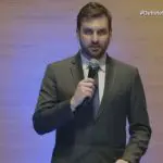O mediador do debate foi o influente jornalista Douglas Santucci (Foto: Reprodução/ Band Paraná)