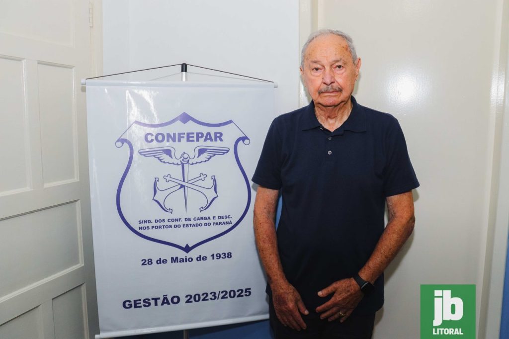 João Staniscia, 87 anos, é o TPA mais idoso em atividade; ele atua como conferente há 64 anos. Foto: Juan Lima/JB Litoral