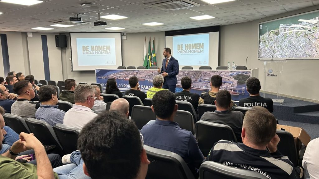 Por meio da palestra De Homem para Homem, os colaboradores homens da Portos do Paraná assistiram à apresentação e ação educativa focada nos direitos das mulheres. Foto: Rodrigo Sell/Portos do Paraná