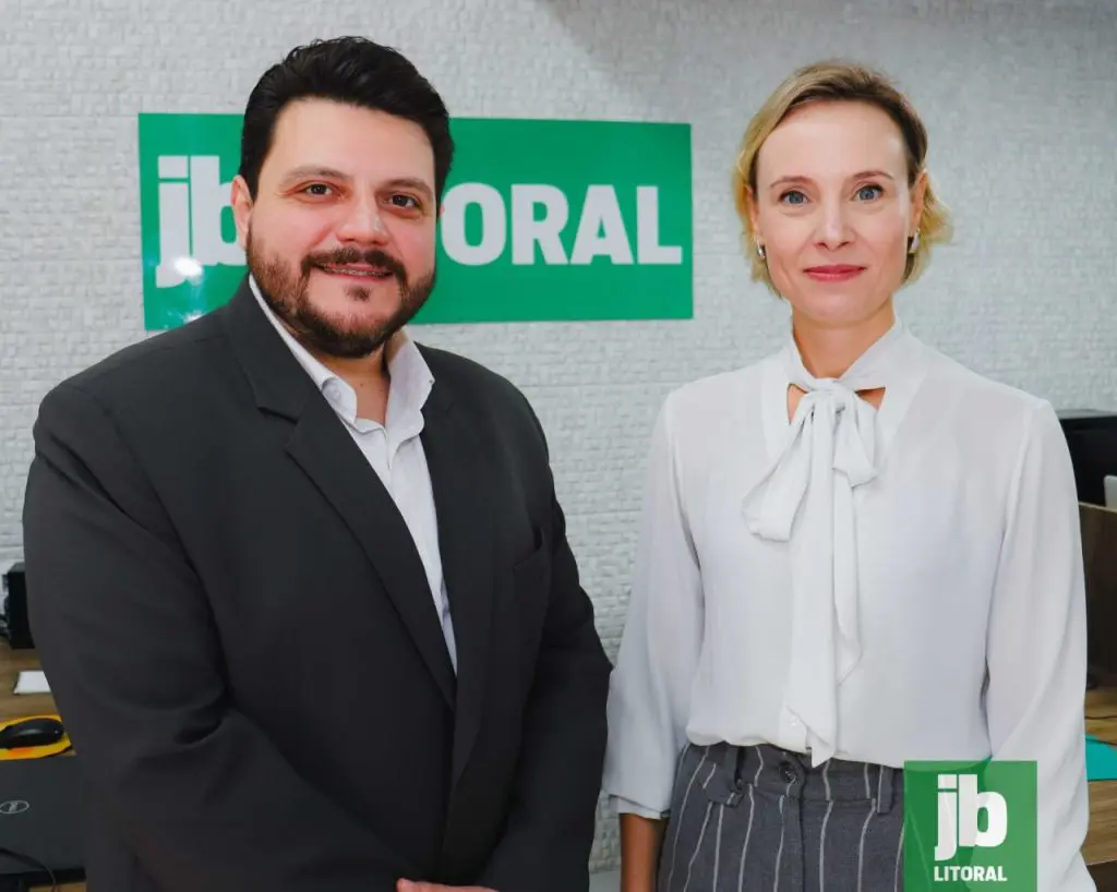 Ana Paula Pannebecker, gerente de Desenvolvimento do Cooperativismo, e Rodrigo Zanotti, gerente da agência em Matinhos, estiveram no JB Litoral para falar sobre a atuação do Sicredi no Litoral. Foto: Juan Lima/JB Litoral