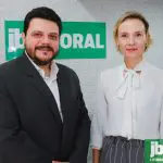 Ana Paula Pannebecker, gerente de Desenvolvimento do Cooperativismo, e Rodrigo Zanotti, gerente da agência em Matinhos, estiveram no JB Litoral para falar sobre a atuação do Sicredi no Litoral. Foto: Juan Lima/JB Litoral