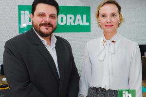 Ana Paula Pannebecker, gerente de Desenvolvimento do Cooperativismo, e Rodrigo Zanotti, gerente da agência em Matinhos, estiveram no JB Litoral para falar sobre a atuação do Sicredi no Litoral. Foto: Juan Lima/JB Litoral