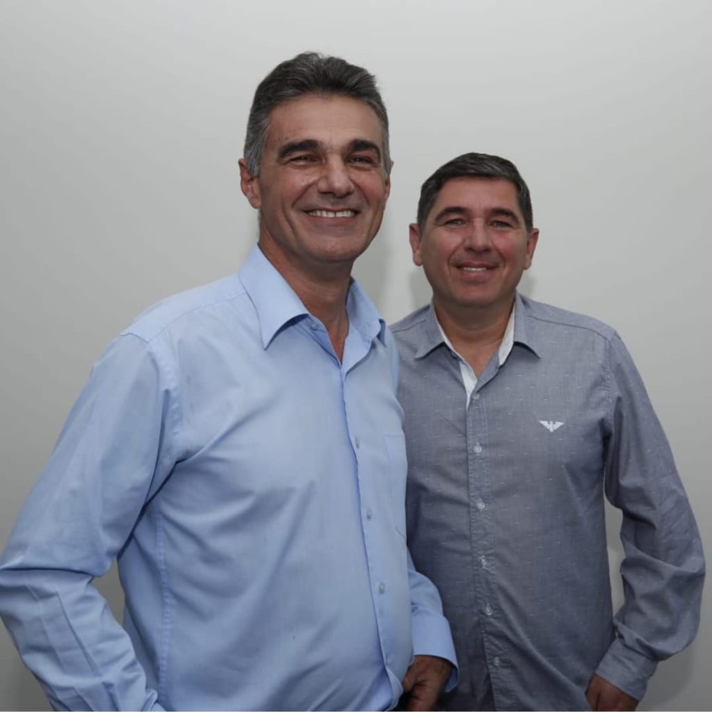 Edgar Rossi e seu vice Binho, ambos do NOVO, conseguiram o apoio de outros dois partidos e uma federação na disputa pela prefeitura de Pontal. Foto: Divulgação