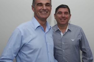 Edgar Rossi e seu vice Binho, ambos do NOVO, conseguiram o apoio de outros dois partidos e uma federação na disputa pela prefeitura de Pontal. Foto: Divulgação