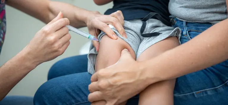 “A vacinação é essencial para prevenir a propagação da doença e proteger a população, especialmente as crianças pequenas, que são as mais vulneráveis”, diz a médica Natália Domino. Foto: Júlia Prado/Ministério da Saúde