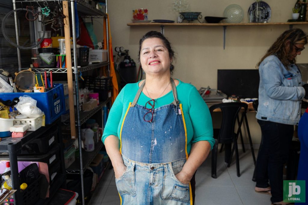 “A cada dia, aprendemos algo novo e inovador. A capacidade de reutilizar vidro descartado e transformá-lo em algo belo e útil é uma experiência maravilhosa”, diz a aluna Maria Teresa. Foto: Felipe Luiz Alves/JB Litoral