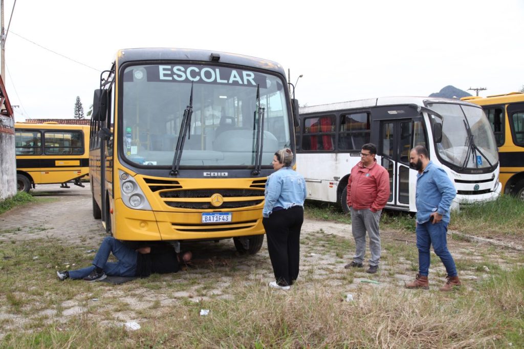 Perícia examina ônibus escolar sabotado em Matinhos; danos confirmam ação criminosa.