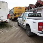 Perícia examina ônibus escolar sabotado em Matinhos; danos confirmam ação criminosa.