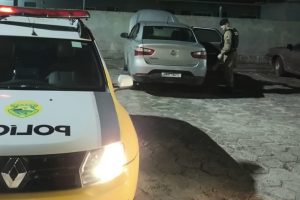 Carro recuuperado pela PM em Guaratuba