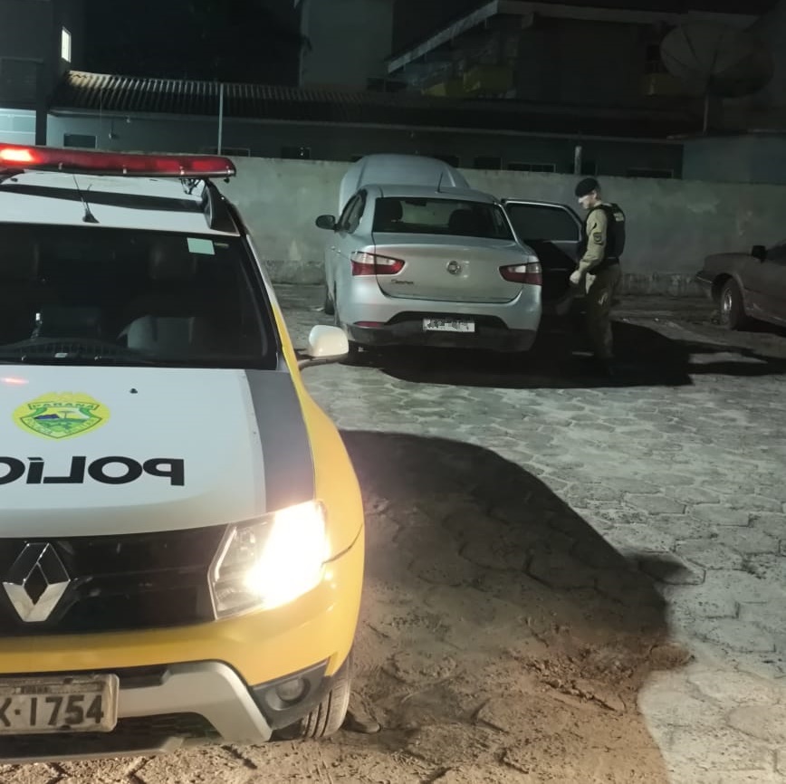 Carro recuuperado pela PM em Guaratuba