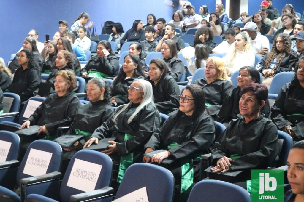 Cerca de 40 mulheres, de duas turmas do curso de Agente Cultural do IFPR Paranaguá, participaram da formatura do Programa Mulheres Mil. Foto: Maickon Chemure/JB Litoral