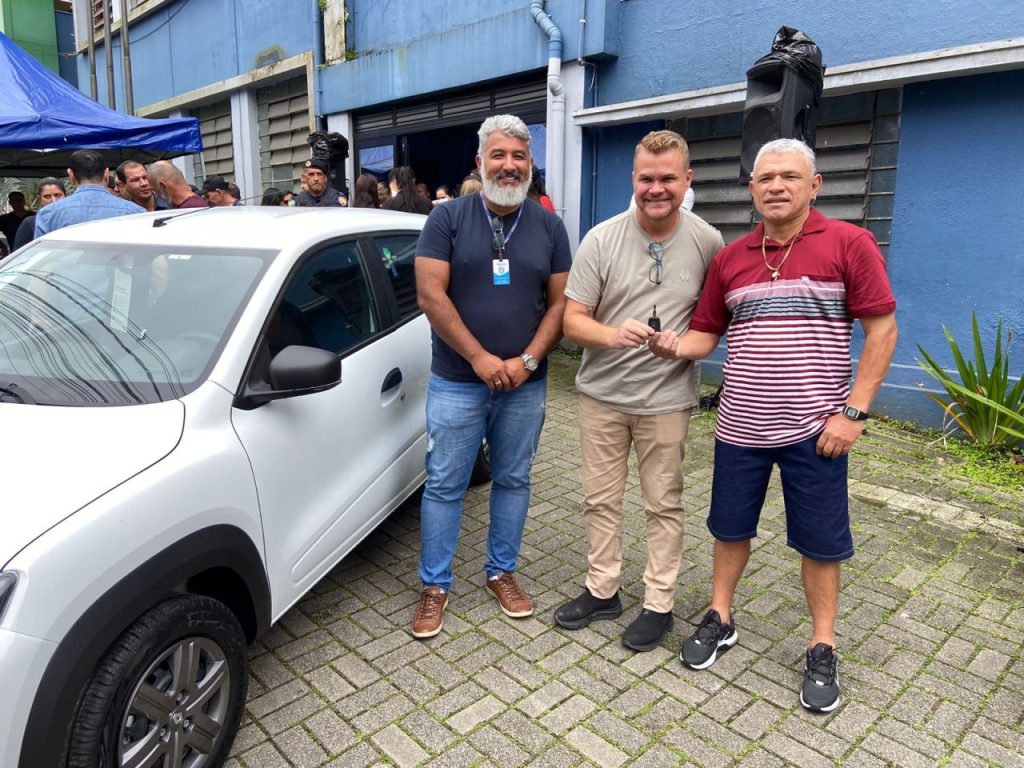 Adilson José foi o ganhador do automóvel Renault Kwid 0 km sorteado. Outros prêmios estavam disponíveis, como um barco e cinco bicicletas. Foto: Prefeitura de Paranaguá