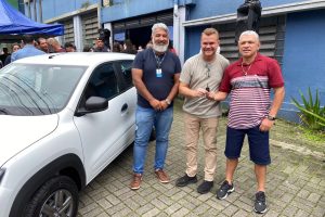 Adilson José foi o ganhador do automóvel Renault Kwid 0 km sorteado. Outros prêmios estavam disponíveis, como um barco e cinco bicicletas. Foto: Prefeitura de Paranaguá